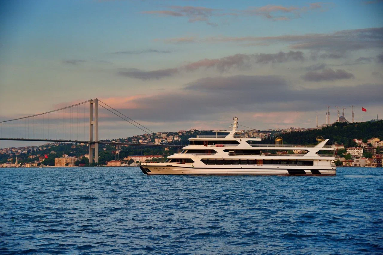 A Fascinating Meeting of History, Flavor and Landscapes with Bosphorus Cruise Experience