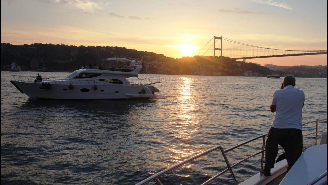 Sunset Yacht Tour - Enjoy The History and Luxury Together