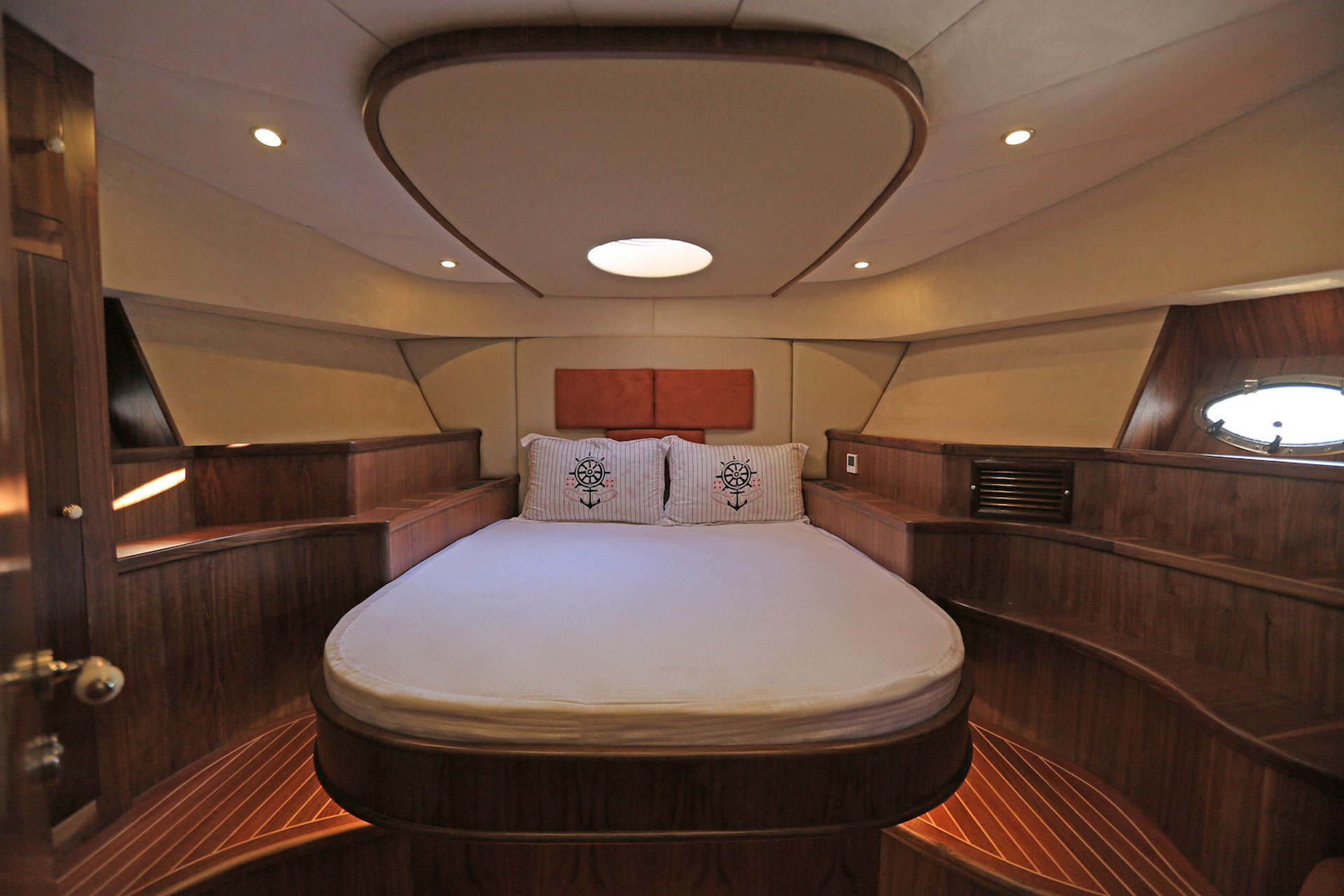 LUXURIOUS PRIVATE YACHT 