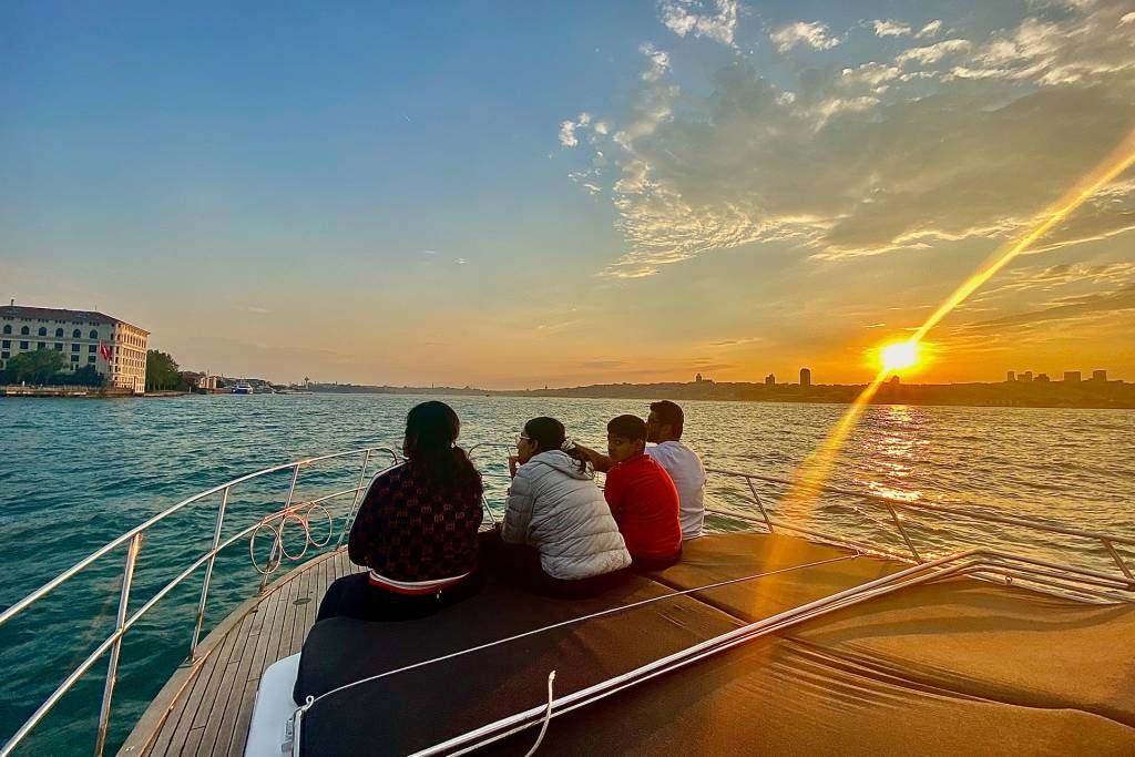 LUXURY YACHT TOUR ALONG THE BOSPHORUS